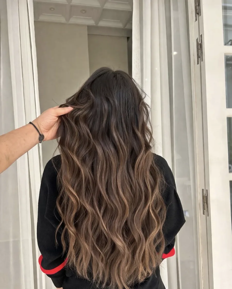 Balayage châtain aux reflets clairs, cheveux longs ondulés