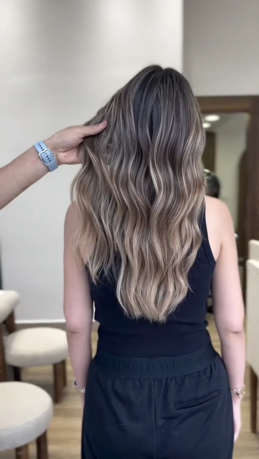Balayage ombré blond doré, longueurs ondulées