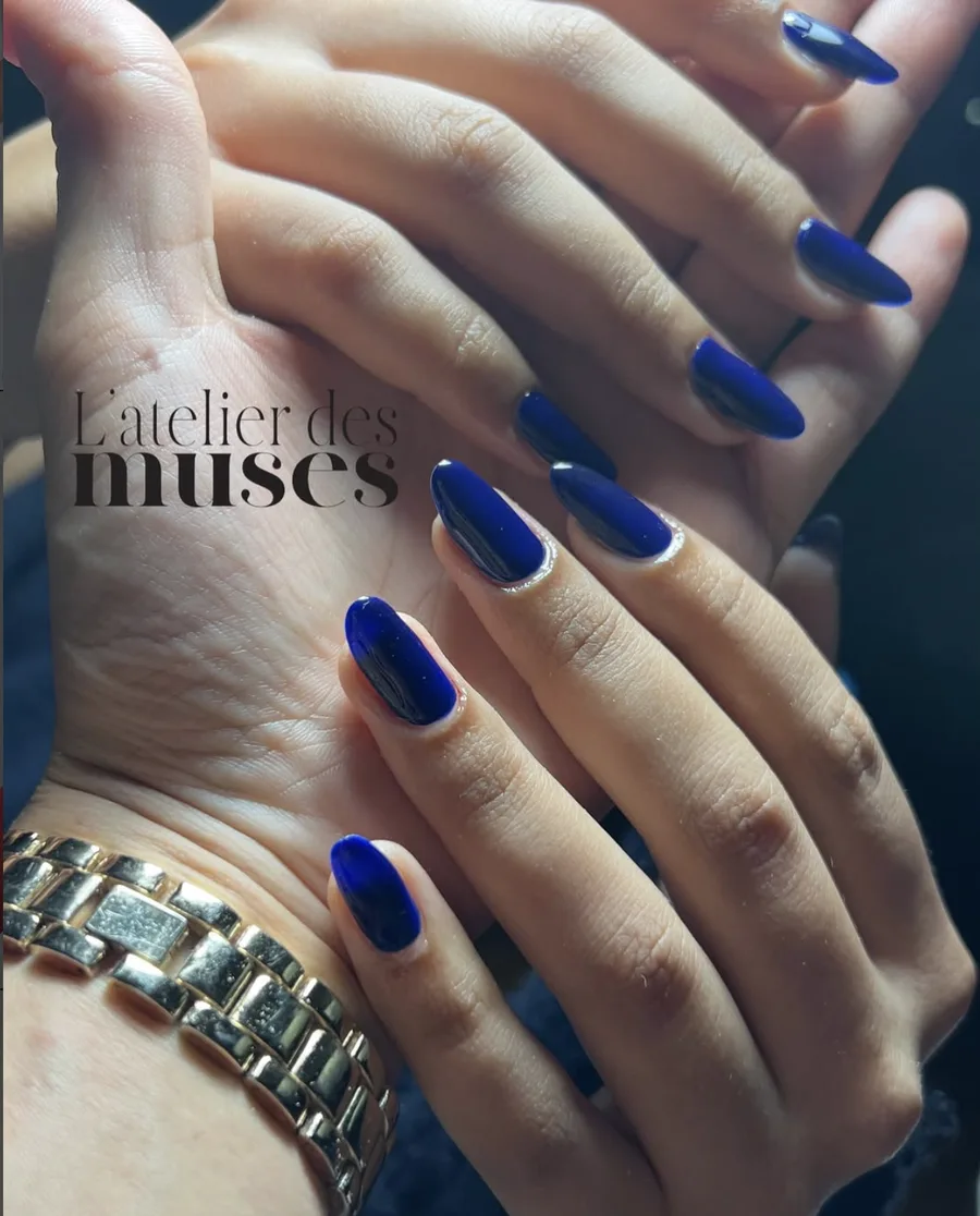 Pose de vernis permanent bleu nuit sur ongles amande